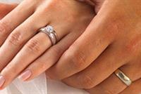 لسبب مفاجئ... خاتم الزواج يوضع في اليد اليسرى