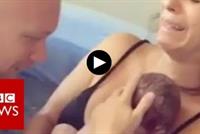 بالفيديو.. وَلَدت طفلها بنفسها في الماء!