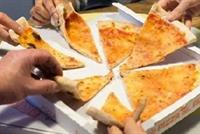لماذا توضع البيتزا الدائرية داخل علب كرتونية مربعة؟