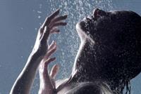 لهذه الأسباب... تبوّلوا أثناء الاستحمام