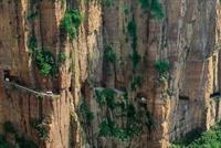  أخطر طريق في العالم شقه 13 رجلا بأيديهم!