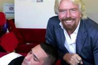 ما فعله الملياردير مؤسس فيرجين عندما وجد موظفًا ينام بالمكتب