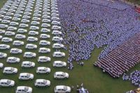  ملياردير هندي يُكافئ موظفيه بـ 7 ملايين دولار!