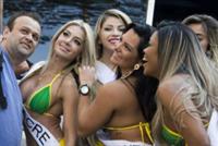 أمّ وابنتها تتنافسان على أجمل مؤخرة