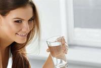 5 حيل تشجعك على شرب المياه بكثرة!