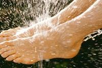 تعرف على فوائد ومضار السير حافي القدمين