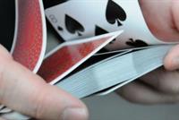 لهذا السبب أكثروا من لعب الورق