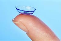  خسر عينه بسبب العدسات اللاصقة!