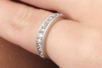  الى ماذا يرمز وضع الخاتم في الخنصر؟