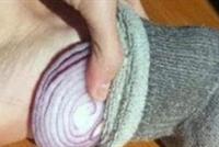 ضع البصل على قدمك ليلا وستذهلك النتيجة