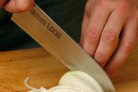 لماذا نبكي عندما نقطع البصل وكيف نمنع الدموع؟