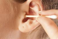 انتبه قبل تنظيف أذنينك.. ما تستعمله قد يكون خطراً! 