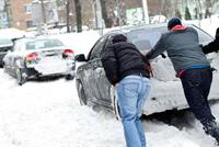  ماذا تفعل إذا عَلِقَت سيارتك في الثلج؟