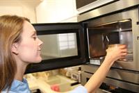 ما تجهلونه عن أضرار المايكرويف.. الدكتور أوز يدق ناقوس الخطر!