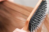 تحذير.. هذا ما يحدث لشعرك إن لم تغسلي الفرشاة مرة أسبوعيًا 