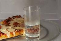  ماذا يحصل إذا وضعتم كوباً من الماء مع البيتزا في الميكروويف؟