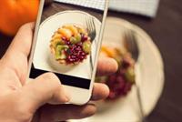  قرِّب شاشة الهاتف من طعامك وستعرف إن كان يحتوي على مواد كيميائية! 