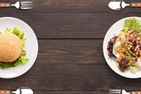  بين الهمبرغر والسلطة... أي طبق يحتوي سعرات حرارية أقلّ؟