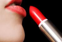هل ترتكبين هذا الخطأ عند وضع أحمر الشفاه؟ 