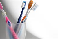 ما هي المخاطر الناجمة عن عدم تغيير فرشاة الأسنان بانتظام؟