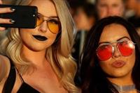 توقفوا عن التقاط الـselfie باليد اليمنى