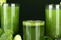 عصير الخضار الخضراء لتنظيف الجسم من السموم
