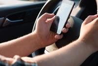 تطبيق يغنيك عن استخدام الهاتف أثناء القيادة