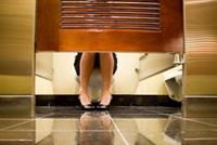 هل تساءلت لماذا تكون أبواب دورات المياه قصيرة في بعض الدول؟