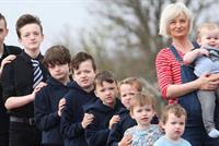  أمّ تنجب 10 ذكور على التوالي... و84 عبوة حليب أسبوعيّاً!