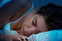  النوم ليلاً يزيدُ جمال الوجه وجاذبيته