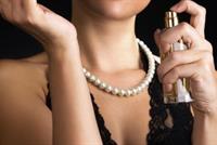 لهذا السبب... لا تتركي عطركِ في الحمّام