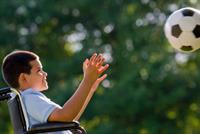 كرسي متحرك يعمل بنظرات العين..أمل جديد لمرضى الشلل