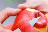 لا ترموا قشر التفاح.. ما يفعله بالجسم رائع!