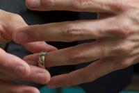 إذا خلع الرجل خاتم الزواج.. فهل يقصد إنهاء علاقته بزوجته؟!