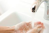 هل يقتل الماء البارد والصابون العادي الجراثيم؟