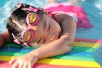 بالفيديو - ماذا تفعل عند دخول الماء في أذنيك أثناء السباحة؟