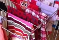 لهذا السبب... احذروا تجفيف ملابسكم داخل المنزل!