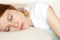  لماذا نشعر أحيانًا بإهتزازات أثناء النوم؟