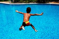 القفز في المياه الباردة خطر على صحة طفلك