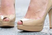  إنحراف إبهام القدم مشكلة جمالية.. ولكن!؟