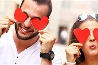 بعد سنوات من الزواج.. كيف تجعلينه يقع في غرامك من جديد؟ 