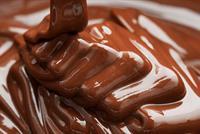 الإفراط في تناول الشوكولاتة يعرض الرجال للتوتر والاكتئاب
