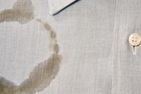 5 طرق مذهلة للتخلّص من بقع الزيت على الملابس