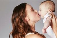 لهذه الأسباب الخطيرة.. توقفي عن تقبيل فم طفلك!