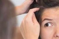 لماذا يظهر الشعر الأبيض قبل الثلاثين... وكيف نواجهه؟