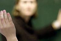 معلمة توجّه 40 صفعة لطالب!