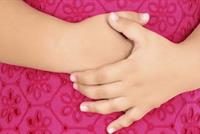  ما هي اسباب وجع آلام البطن لدى اطفالك؟