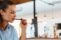 بهذه الحيلة تدفعين من يعجبك الى المبادرة للتحدث إليك.. فما هي؟