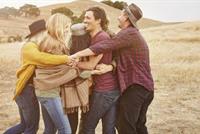  للعناق فوائد صحية... تعرفوا إليها!