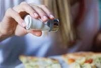 احذروا الملح الزّائد في طعامكم.. هذه مخاطره! 